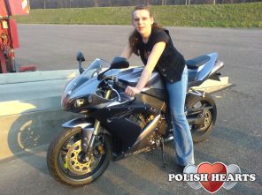 Uwielbiam jezdzic motorem - choc go nie mam. Lubie tanczyc, spacerowac, jezdzic rowerem.